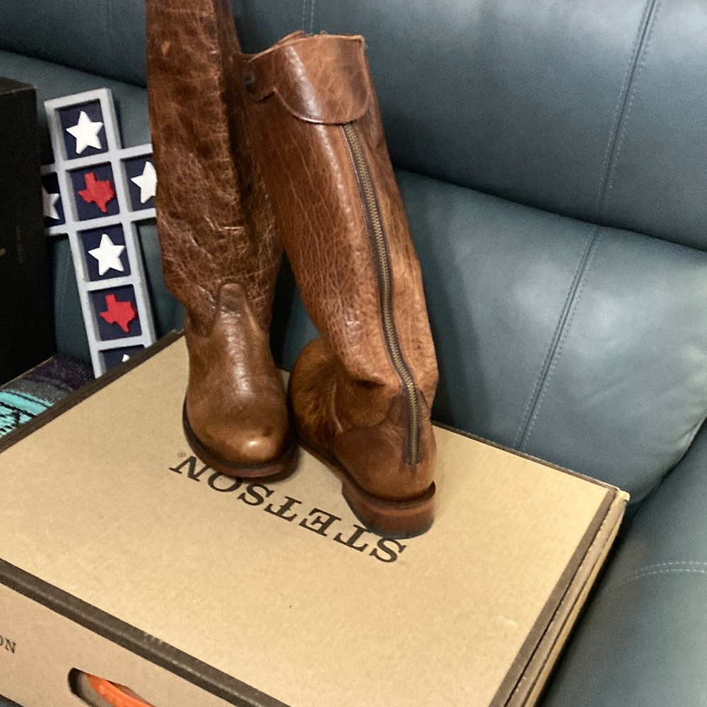 Women Stetson boots, size 8 in brown